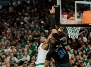 开云体育官方网站-詹皇隔扣飞人！湖人险胜凯尔特人