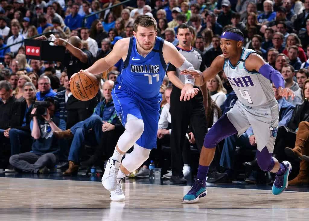 包含尼克斯鏖战独行侠，范弗利特统治全场的词条