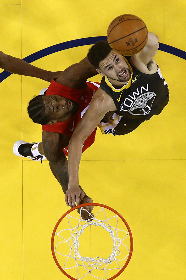 猛龙主场胜利,球队逐渐摆脱困境 猛龙主场胜利,球队逐渐摆脱困境