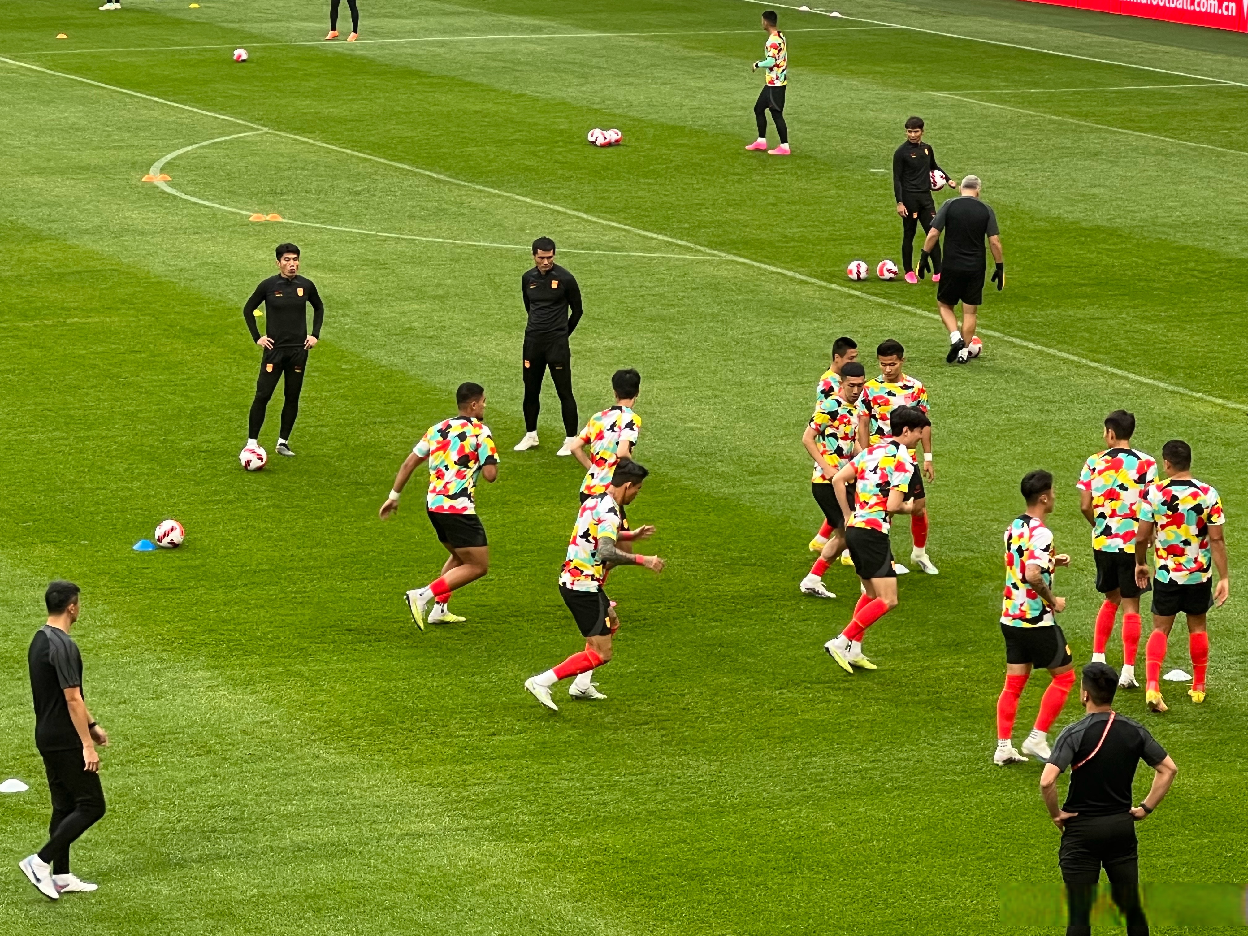 赛事精彩纷呈,球场上触目惊心的一幕 赛事精彩纷呈,球场上触目惊心的一幕