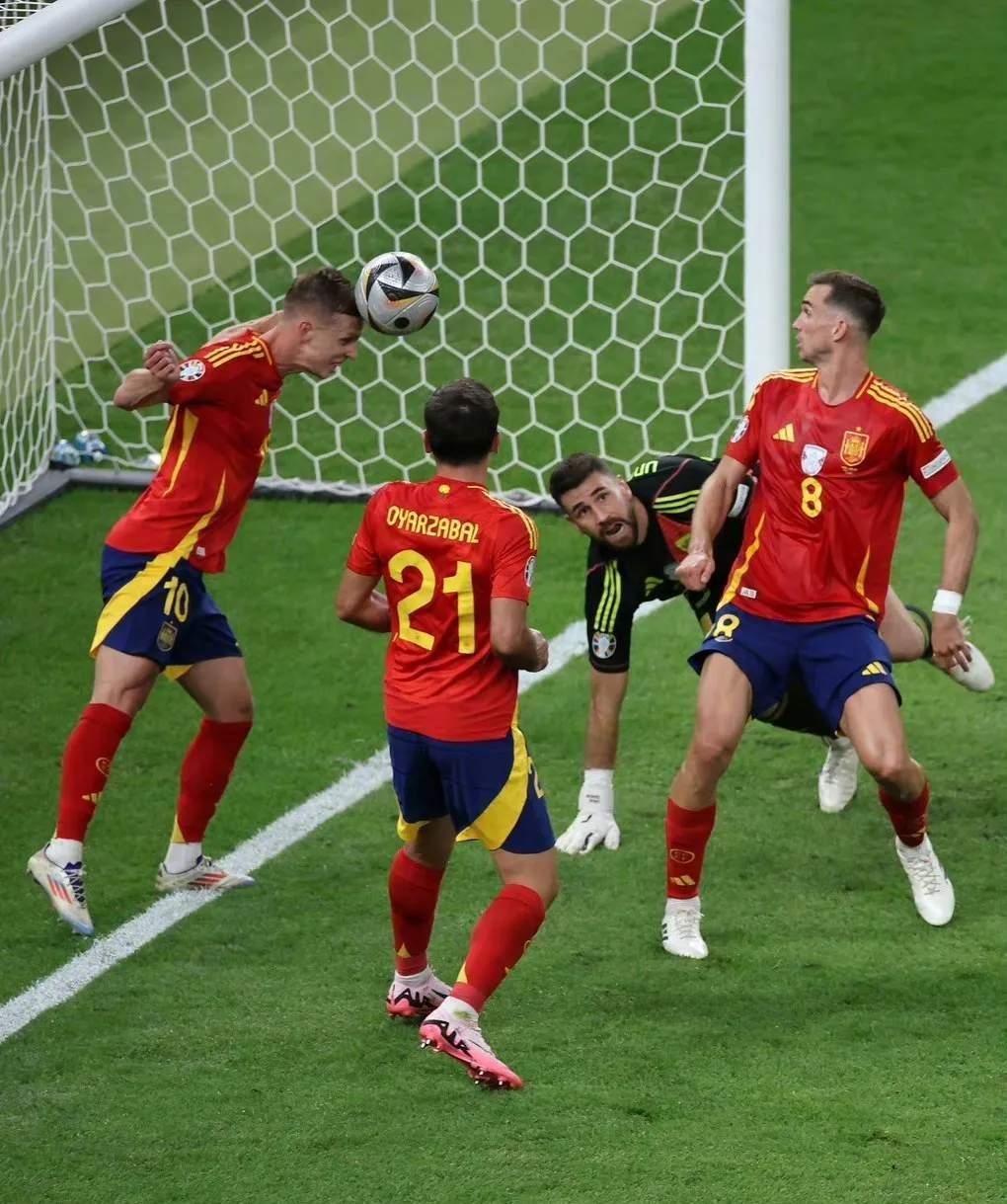 防线坚固!球队在比赛中展现出出色的防守 防线坚固!球队在比赛中展现出出色的防守