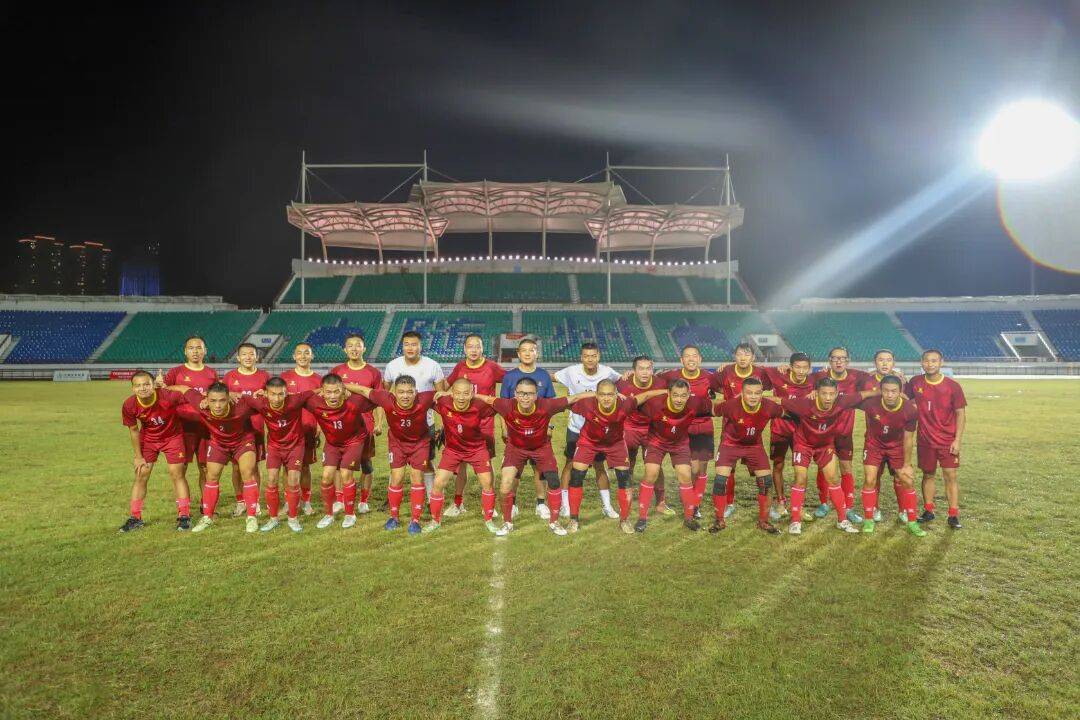 激烈角逐中,球队斗志昂扬奋勇拼搏的简单介绍 激烈角逐中,球队斗志昂扬奋勇拼搏的简单介绍