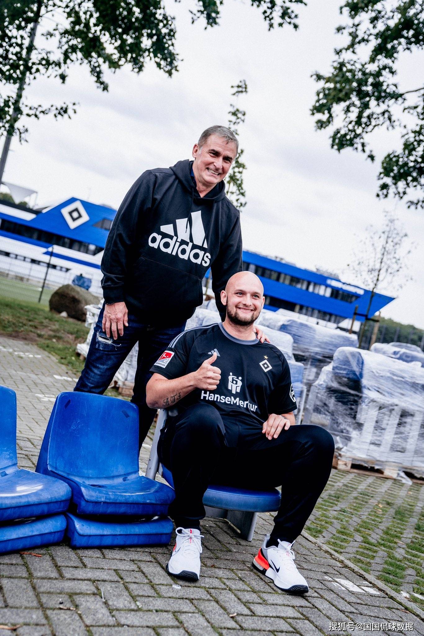 汉堡球迷抗议管理层,要求俱乐部改善球队状况的简单介绍 汉堡球迷抗议管理层,要求俱乐部改善球队状况的简单介绍