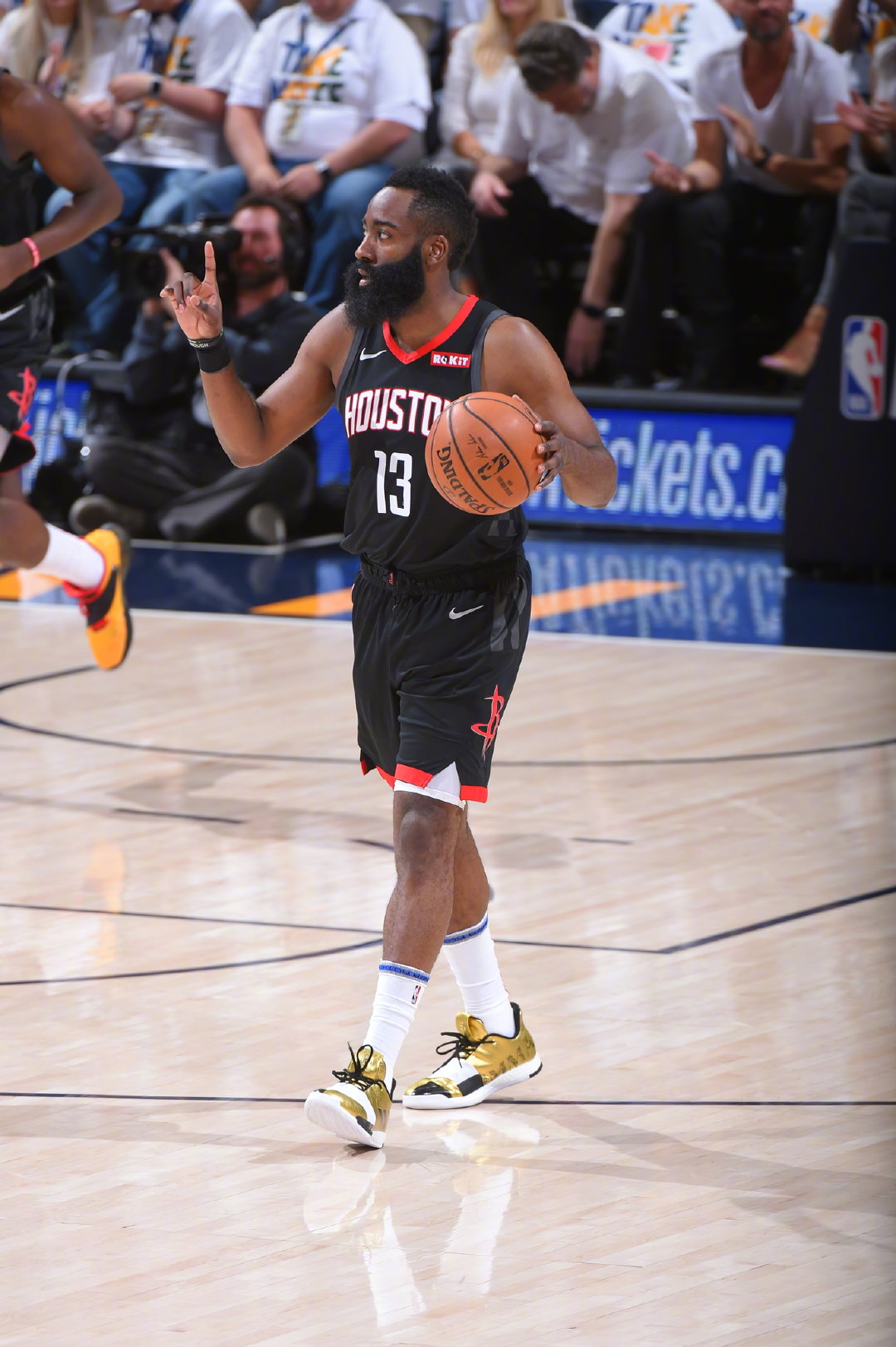 关于火箭vs爵士，哈登伤势恢复，将迎战米切尔的信息