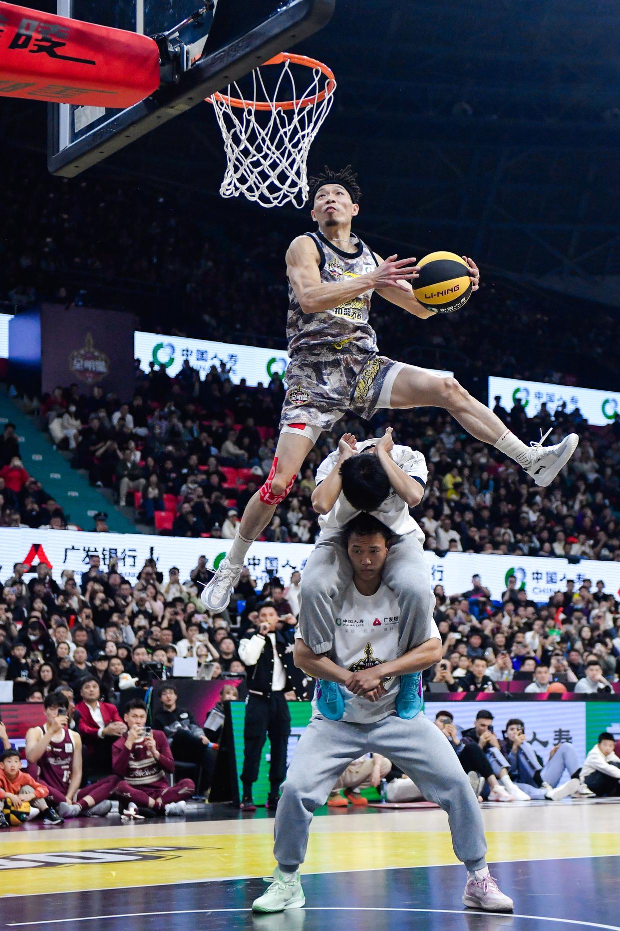 名人篮球比赛圆满落幕,欢乐传递的简单介绍 名人篮球比赛圆满落幕,欢乐传递的简单介绍