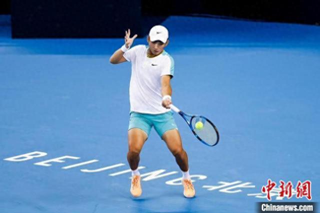 包含美国网球队强势日本网球队，西西帕斯绝境逆转的词条