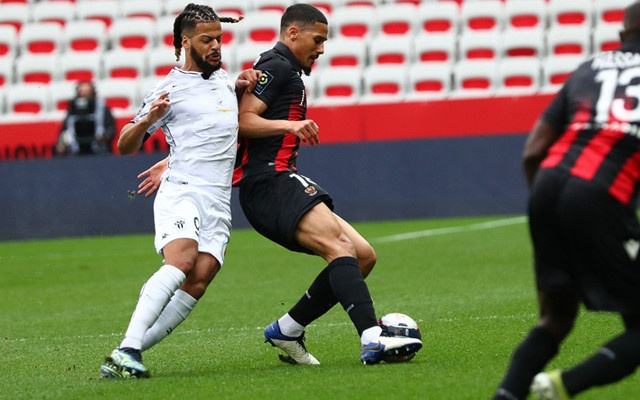 包含雷恩客场惨败，主力阵容状态低迷输球蒙受压力的词条