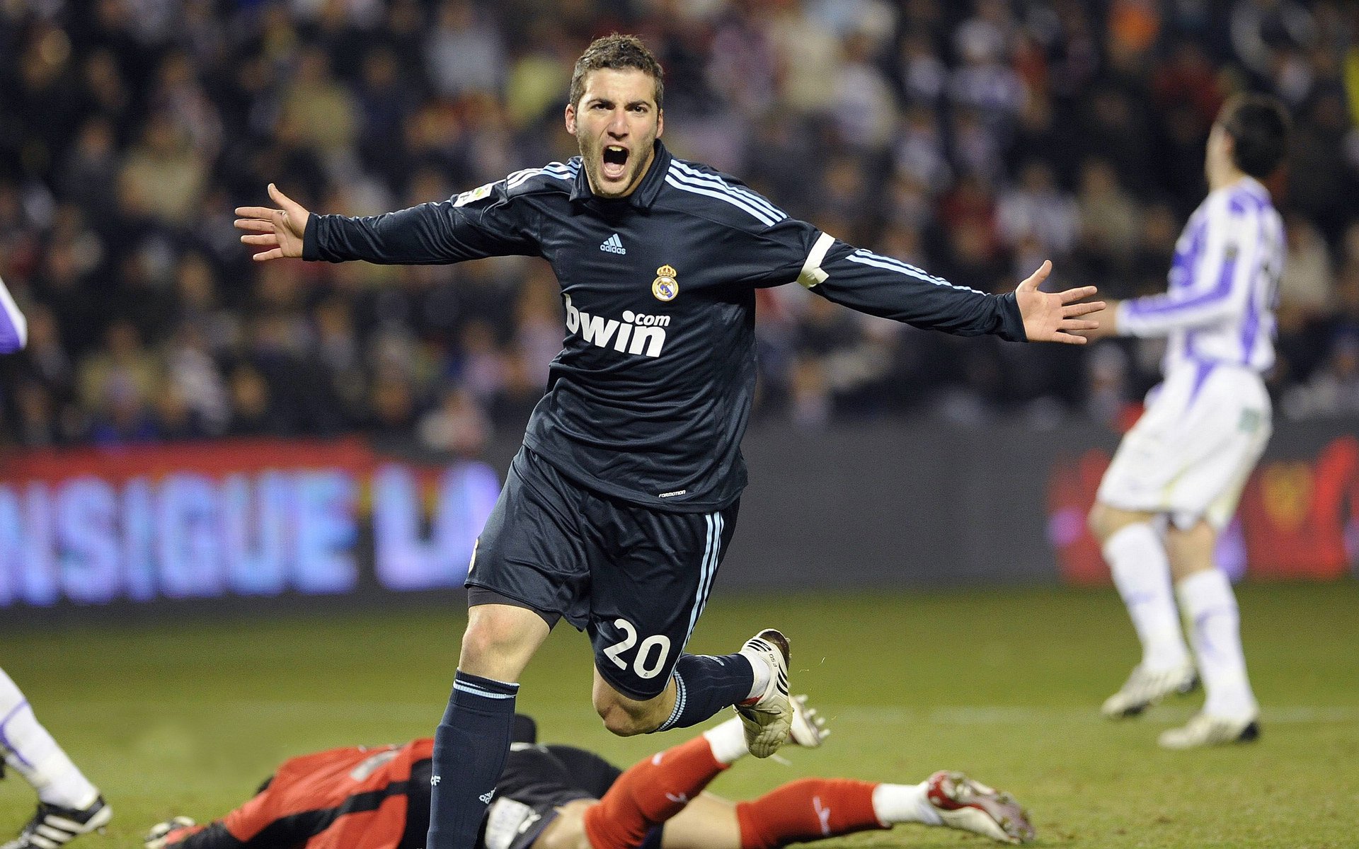 魔术正面击溃鹈鹕，保罗在季后赛抢七接管比赛